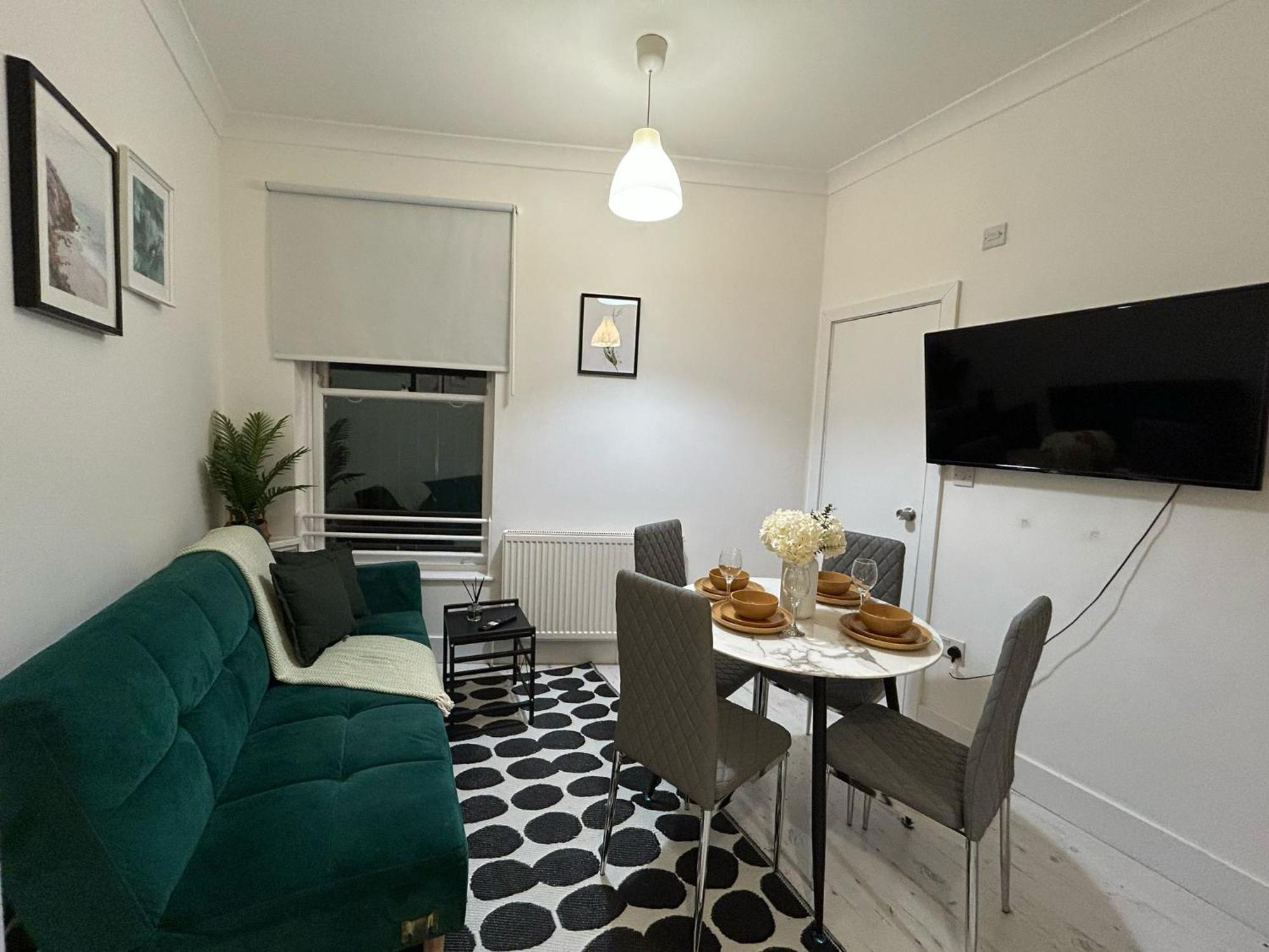 Affordable Studio, 1, 2 And 3 Bed In E14 * Londra