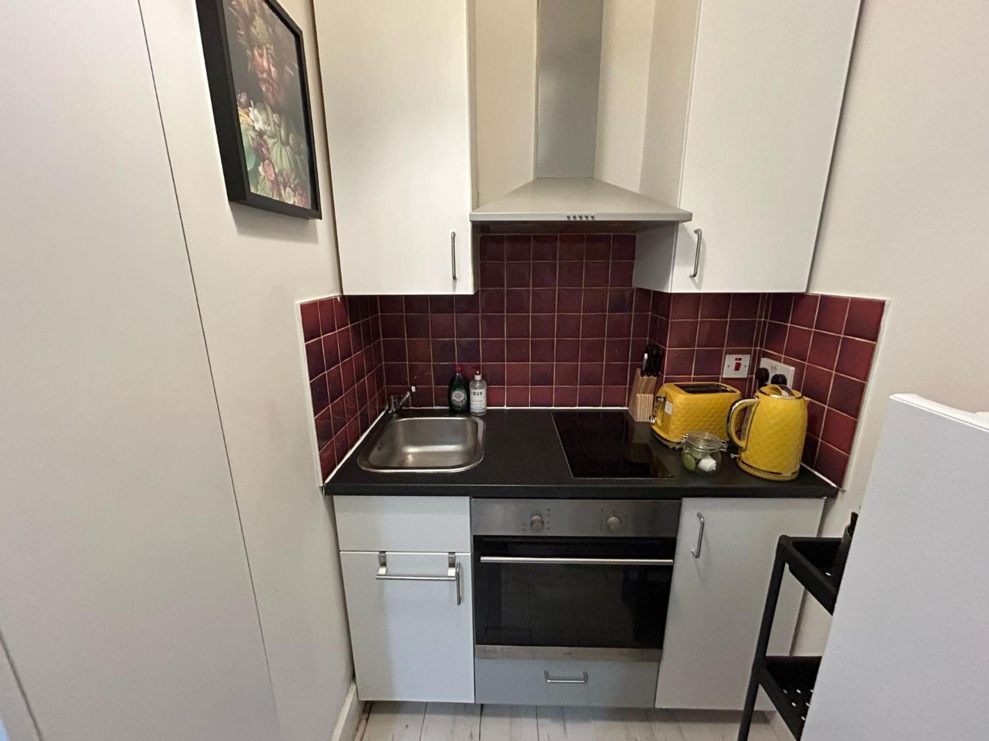 Affordable Studio, 1, 2 And 3 Bed In E14 * Londra
