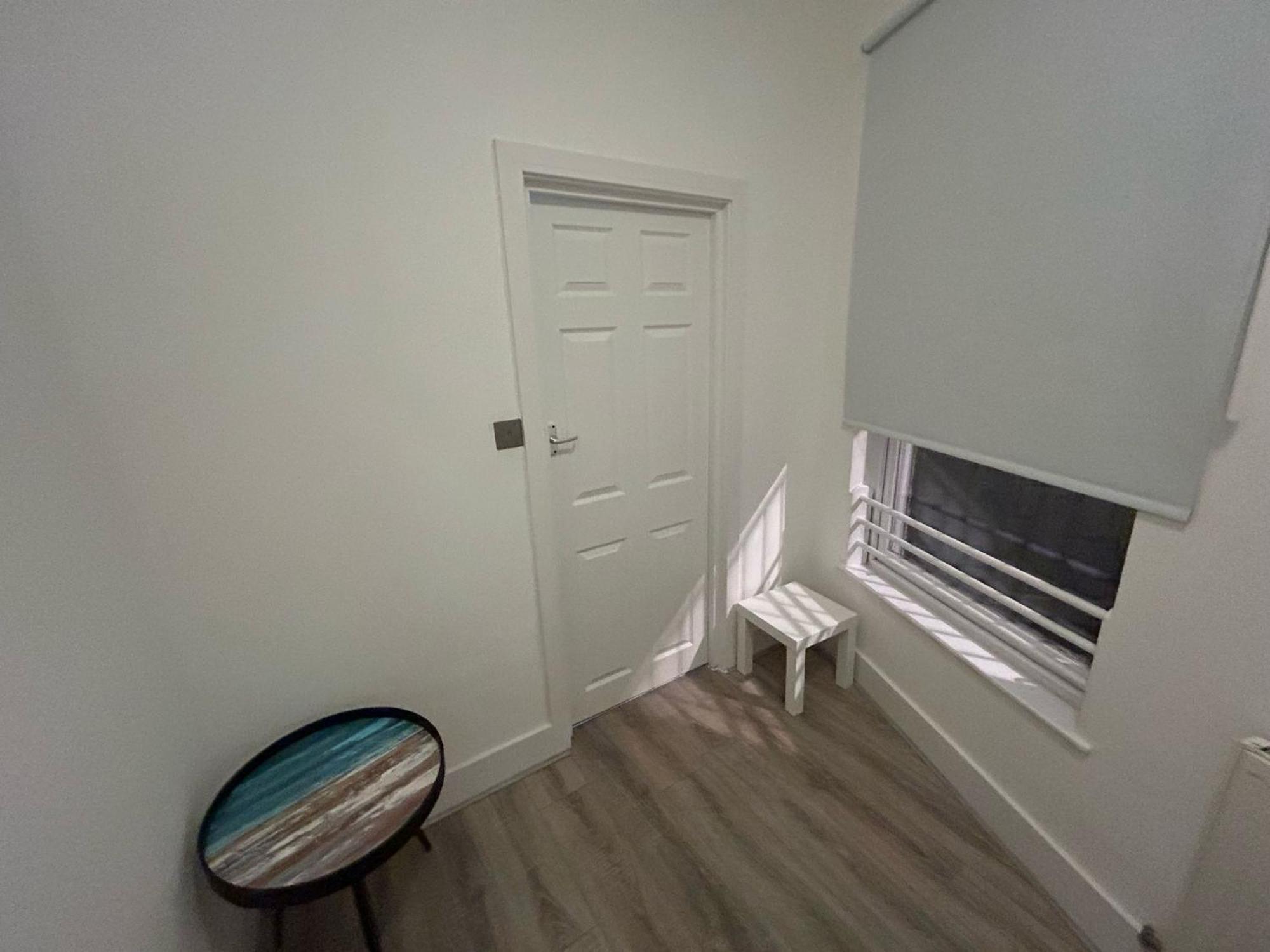 Affordable Studio, 1, 2 And 3 Bed In E14 * Londra